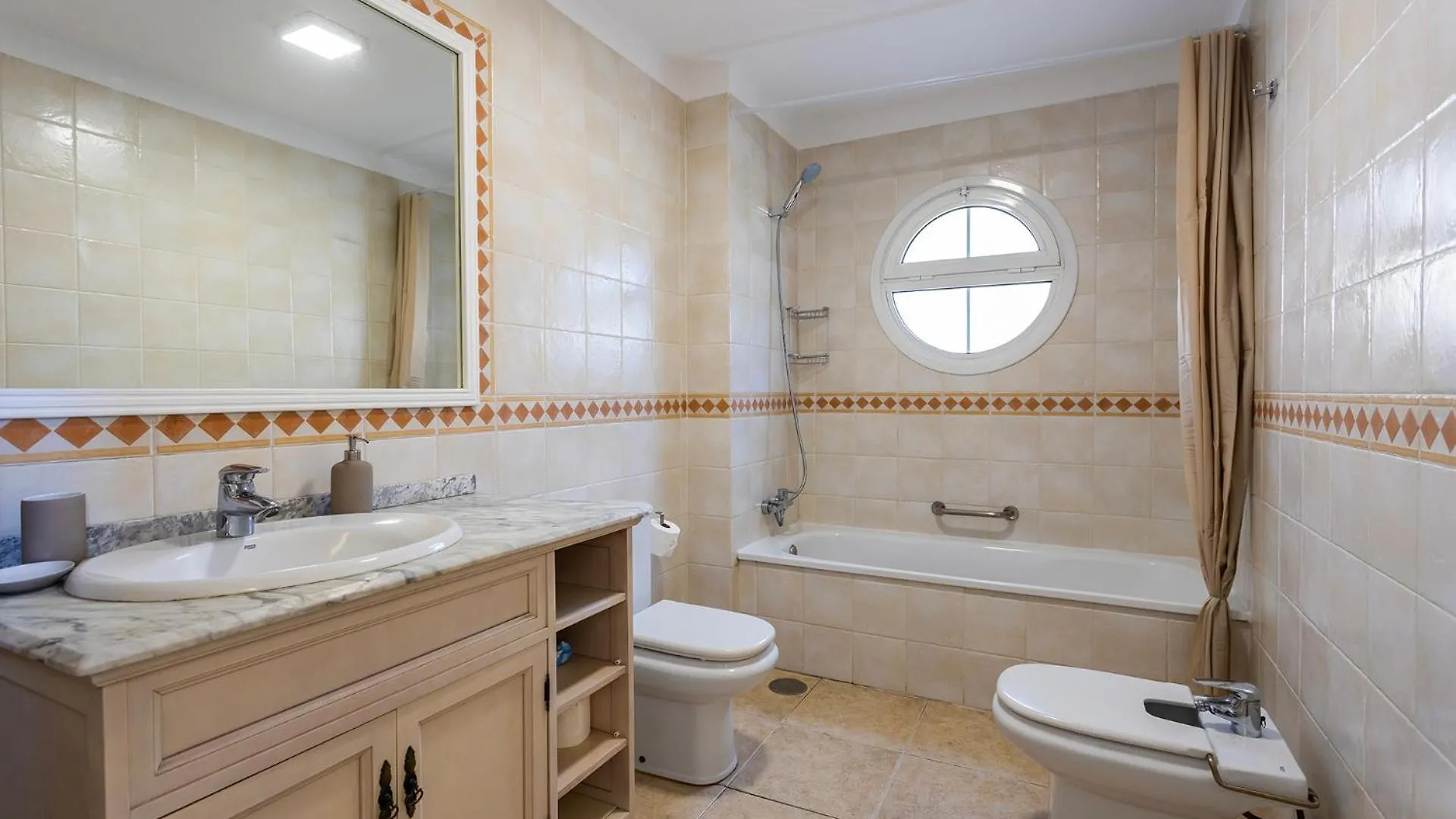 公寓 Emilia - Los Cristianos, Heated Pool, Spacious Terrace, Fibre Net, Tv Channels