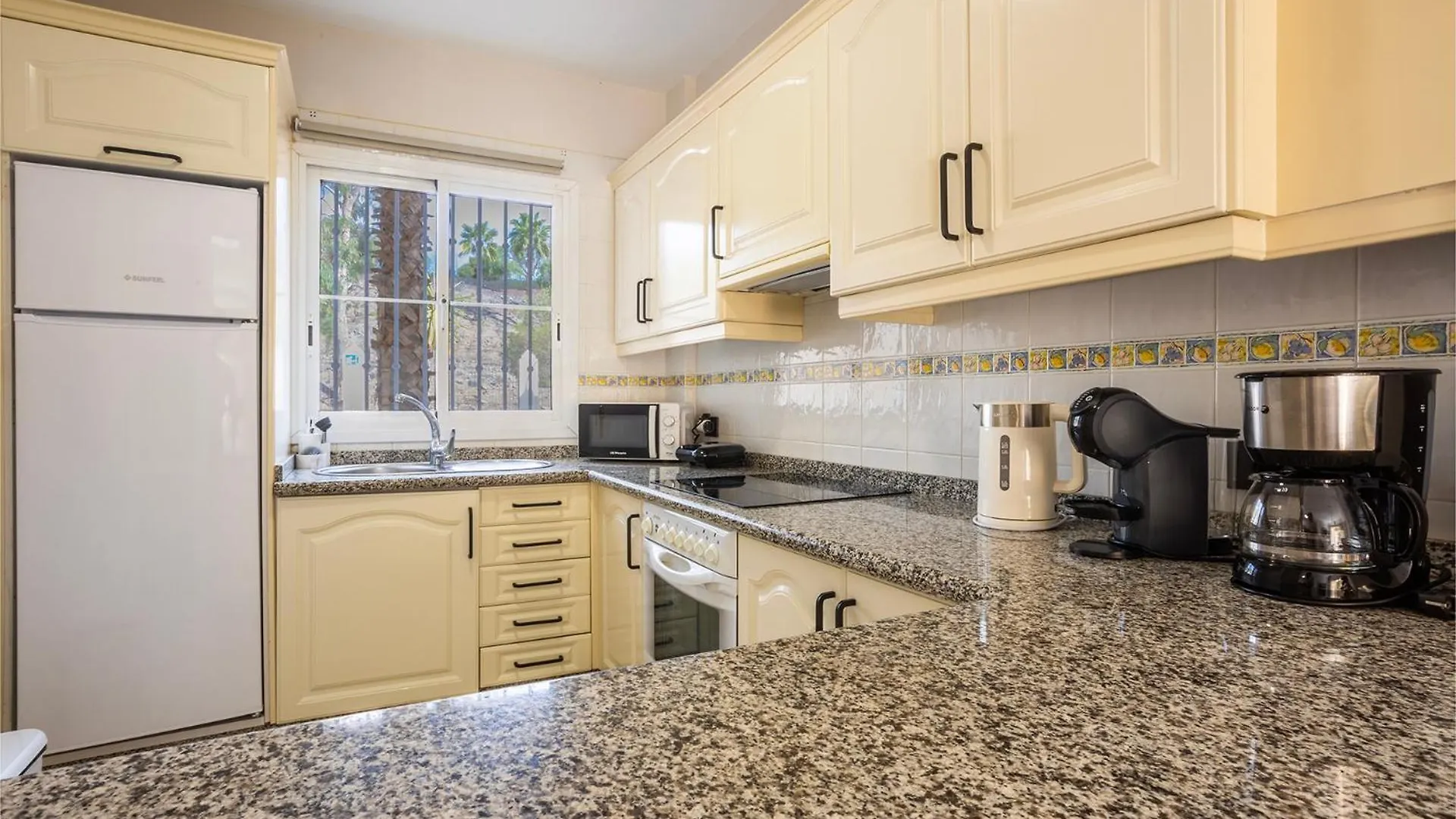 Emilia - Los Cristianos, Heated Pool, Spacious Terrace, Fibre Net, Tv Channels 西班牙