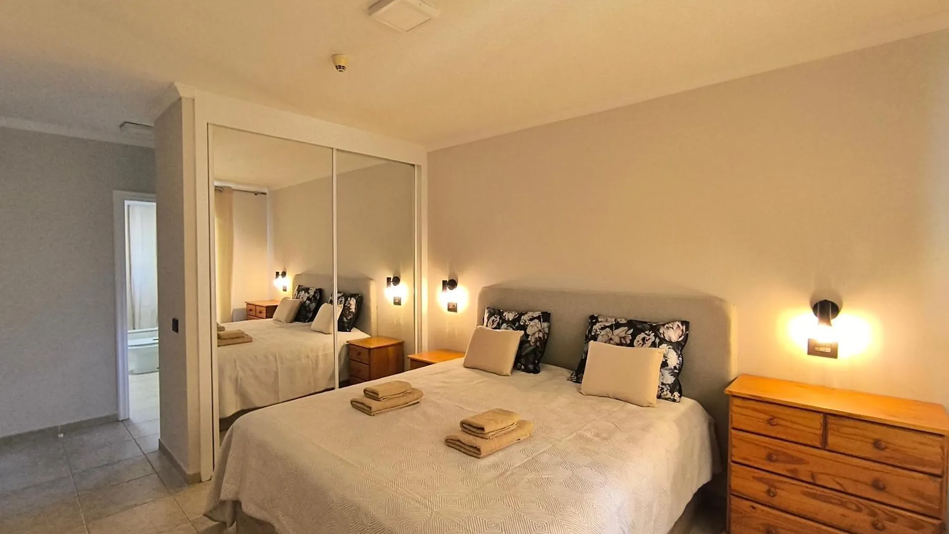 公寓 Emilia - Los Cristianos, Heated Pool, Spacious Terrace, Fibre Net, Tv Channels 西班牙