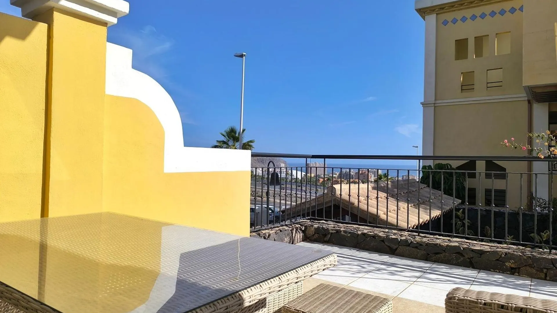 Emilia - Los Cristianos, Heated Pool, Spacious Terrace, Fibre Net, Tv Channels 洛斯克里斯蒂亚诺斯