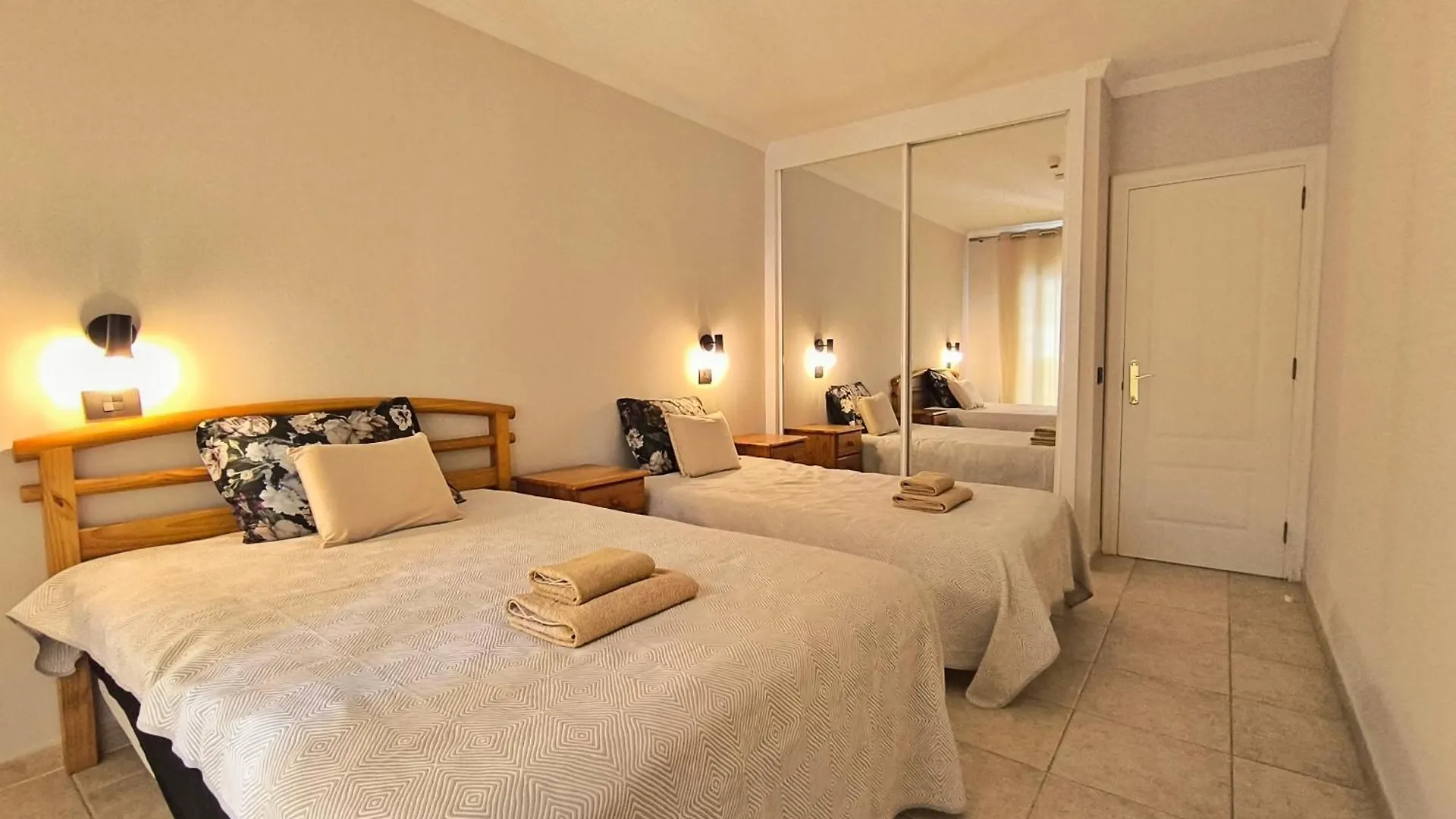 Emilia - Los Cristianos, Heated Pool, Spacious Terrace, Fibre Net, Tv Channels شقة لوس كريستيانوس